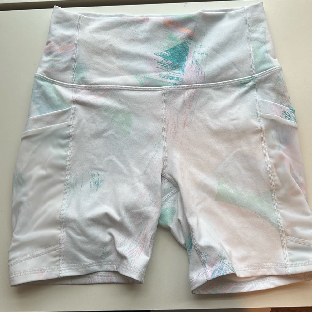 Fabletics white shorts with pale pattern, side pockets and inside pocket.Size XS